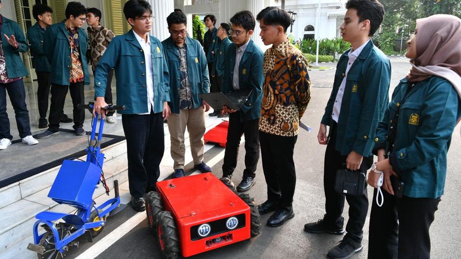 wakil-presiden-wapres-gibran-rakabuming-menerima-audiensi-lima-tim-mahasiswa-dan-dosen-institut-teknologi-bandung-itb-di-istan-1789008155614_169